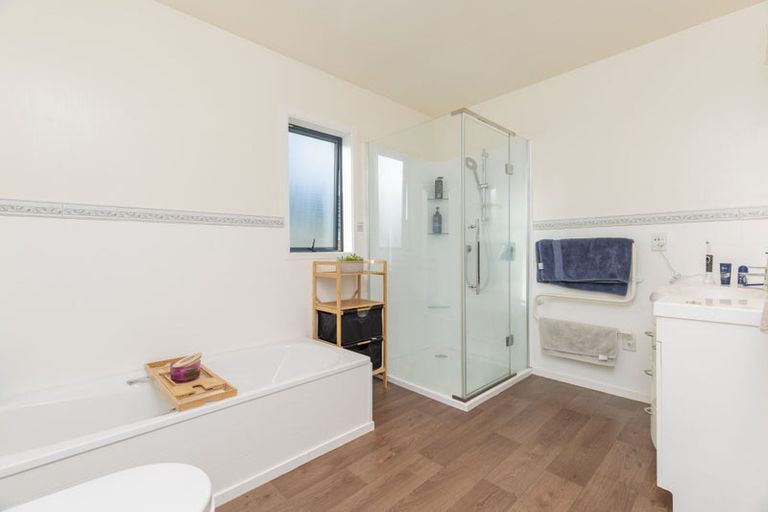 Photo of property in 18 Bennett Grove, Newlands, Wellington, 6037