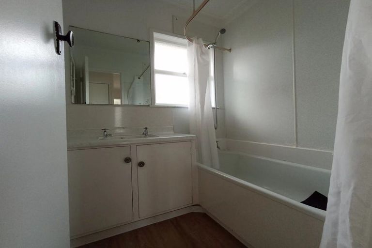 Photo of property in 2/16 Pupuke Road, Takapuna, Auckland, 0622