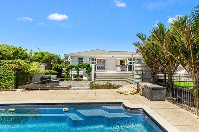 Photo of property in 23 Gloria Avenue, Te Atatu Peninsula, Auckland, 0610