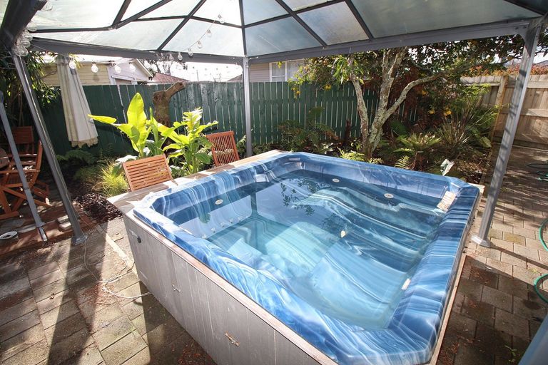 Photo of property in 12 Mountbatten Place, Papakura, 2110