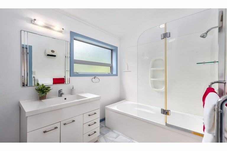 Photo of property in 312 Forest Hill Road, Waiatarua, Auckland, 0612