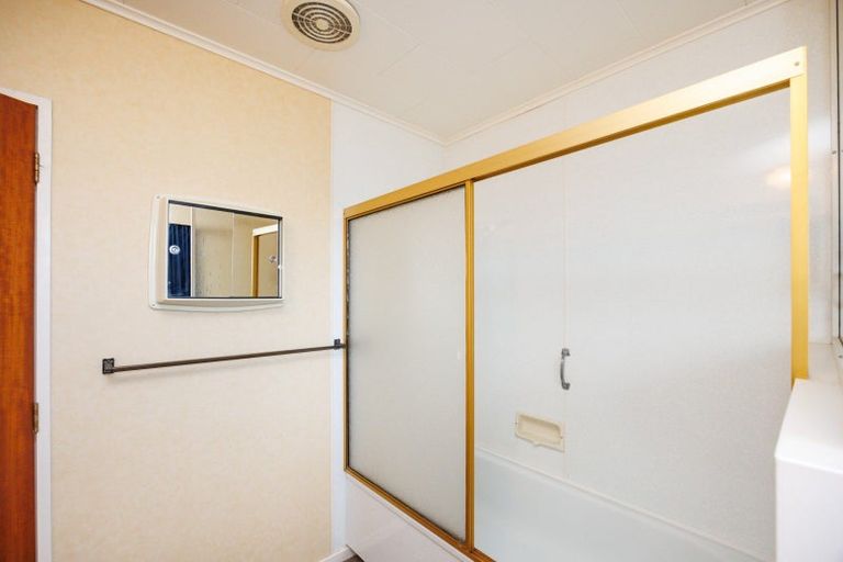 Photo of property in 18 Westhaven Grove, Takaro, Palmerston North, 4412