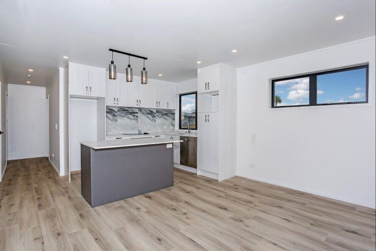 Photo of property in 16 Tahuna Minhinnick Drive, Glenbrook, 2681