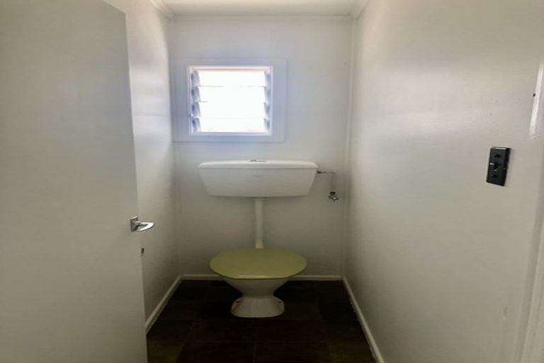 Photo of property in 40 Flanshaw Road, Te Atatu South, Auckland, 0610