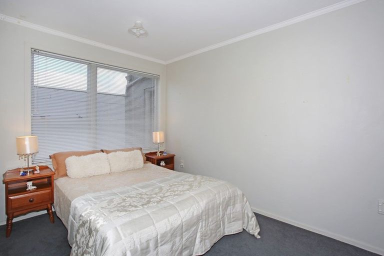 Photo of property in 3 Hillary Heights Avenue, Glendene, Auckland, 0602