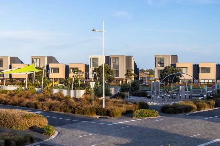 Photo of property in 17 Headland Drive, Long Bay, Auckland, 0630