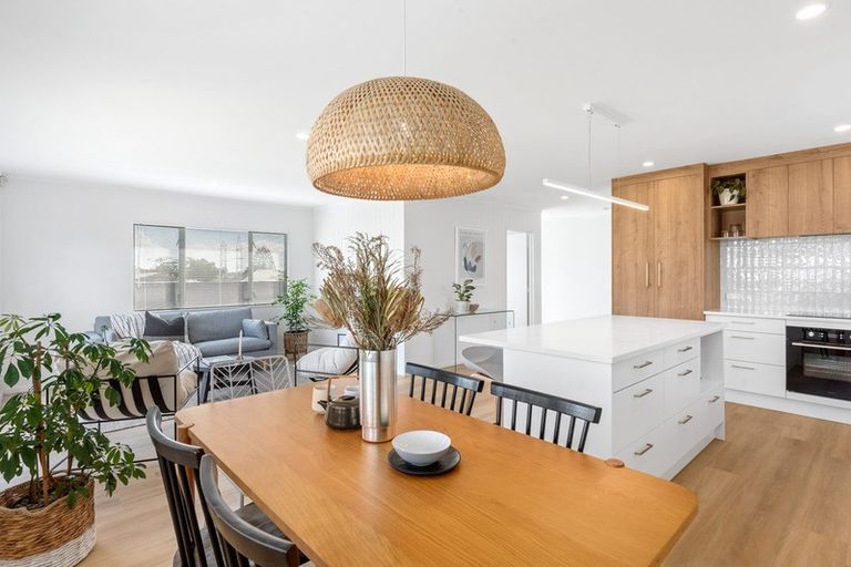 Photo of property in 122a Lynwood Road, New Lynn, Auckland, 0600