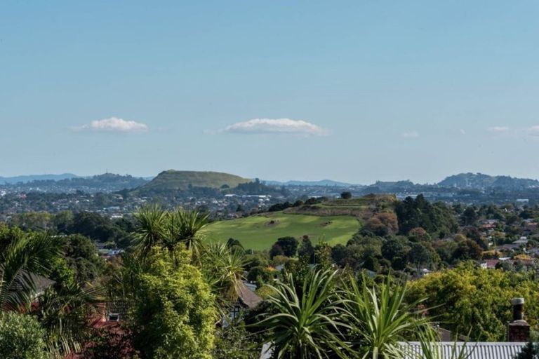 Photo of property in 1 Luana Way, Bucklands Beach, Auckland, 2014