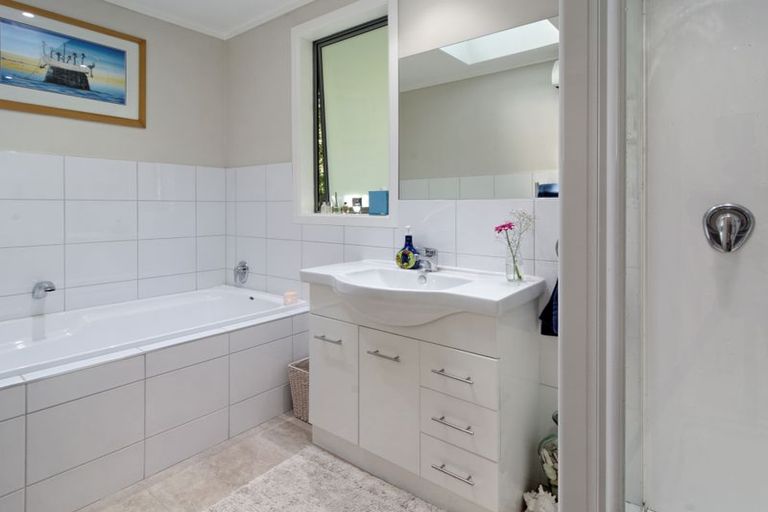 Photo of property in 24 Ngaio Road, Titirangi, Auckland, 0604