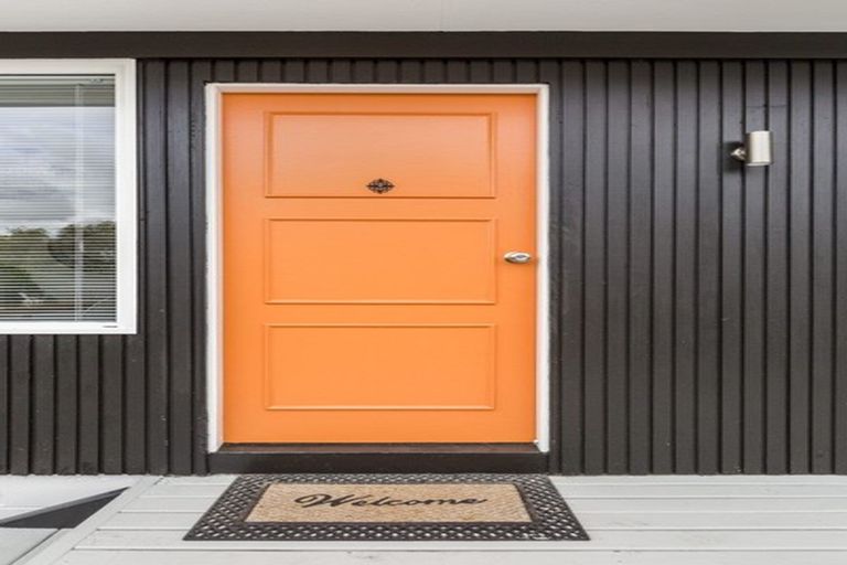 Photo of property in 2/4202a Great North Road, Glendene, Auckland, 0602