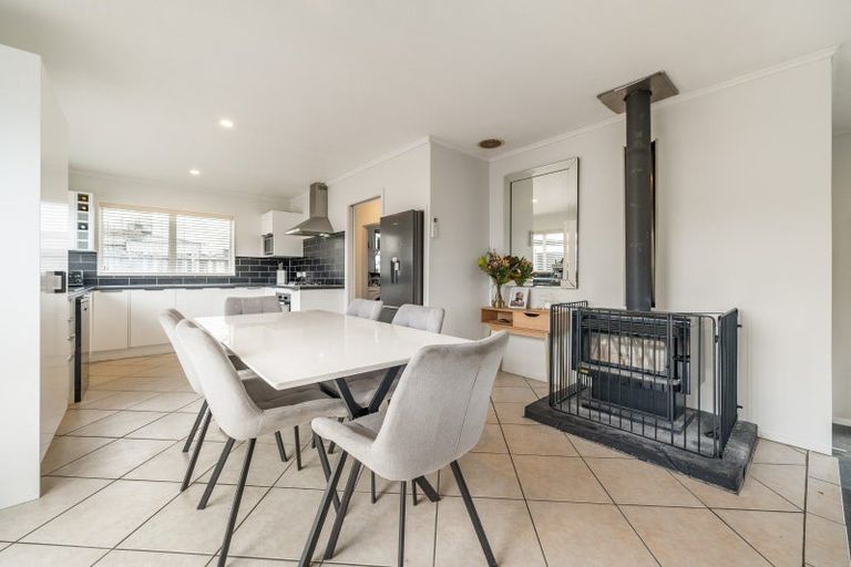 Photo of property in 5 Edelweiss Grove, Timberlea, Upper Hutt, 5018