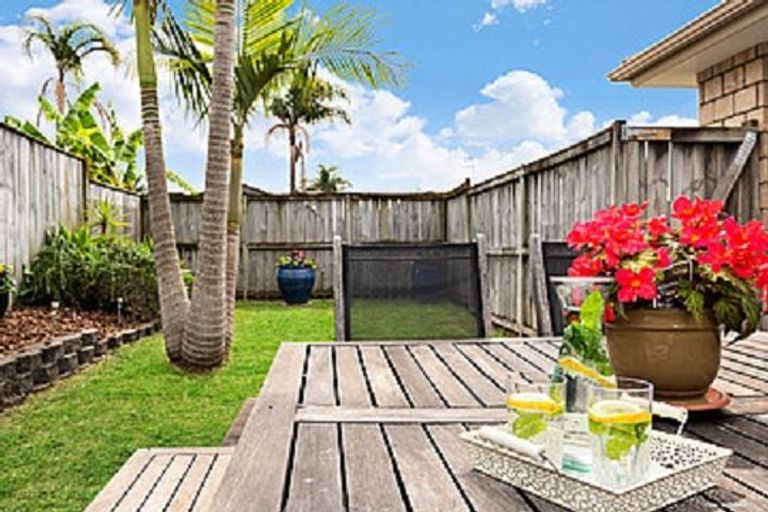 Photo of property in 19 Walter Haddrell Crescent, Flat Bush, Auckland, 2016