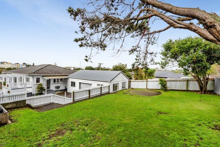 Photo of property in 106 Seaview Road, Westown, New Plymouth, 4310