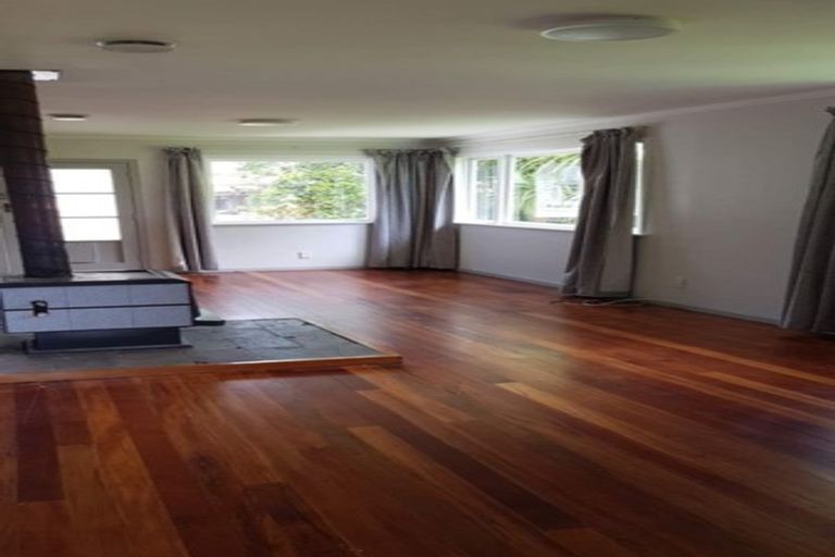 Photo of property in 10 Chamberlain Road, Massey, Auckland, 0614