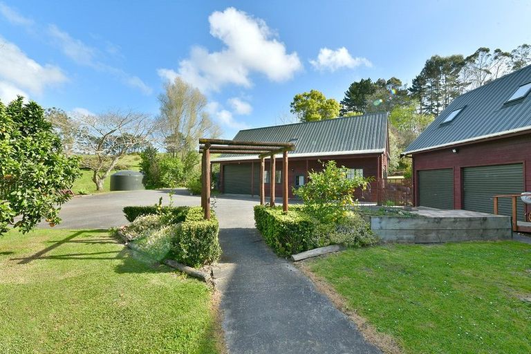 Photo of property in 2 Pineview Lane, Helensville, 0875