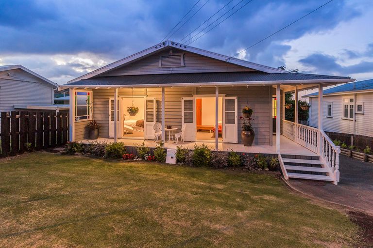 Photo of property in 87 Golf Road, New Lynn, Auckland, 0600