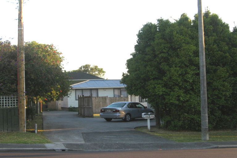 Photo of property in 110 Chivalry Road, Glenfield, Auckland, 0629