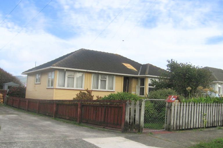 Photo of property in 16 Stevens Crescent, Ranui, Porirua, 5024