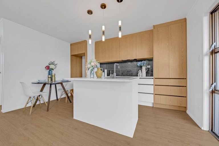 Photo of property in 2/4173a Great North Road, Glen Eden, Auckland, 0602