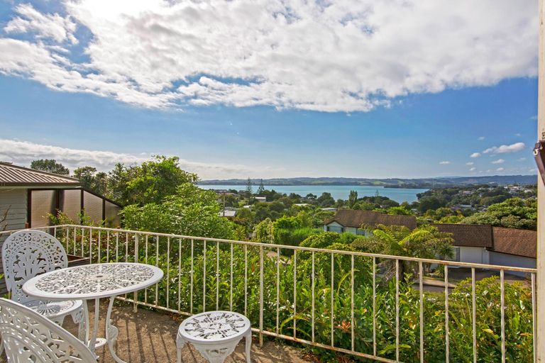 Photo of property in 6 Fenton Terrace, Cockle Bay, Auckland, 2014