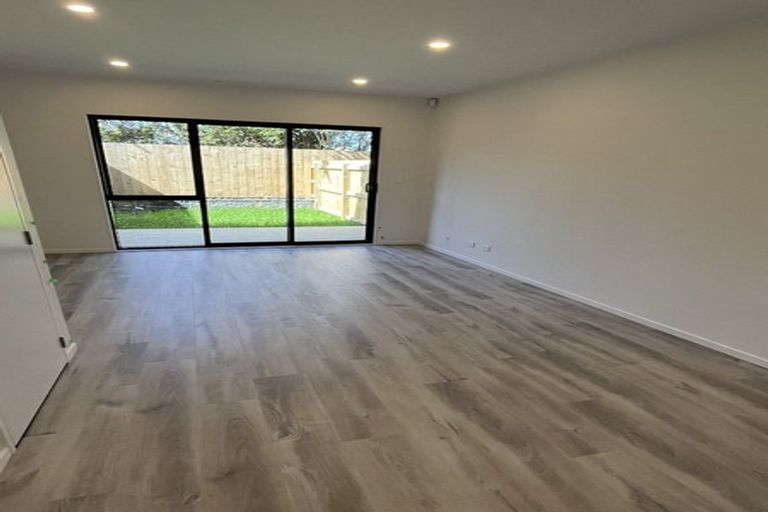 Photo of property in 5/241 Don Buck Road, Massey, Auckland, 0614