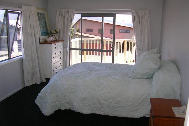 Photo of property in 7 Ranui Place, Moana, 7872