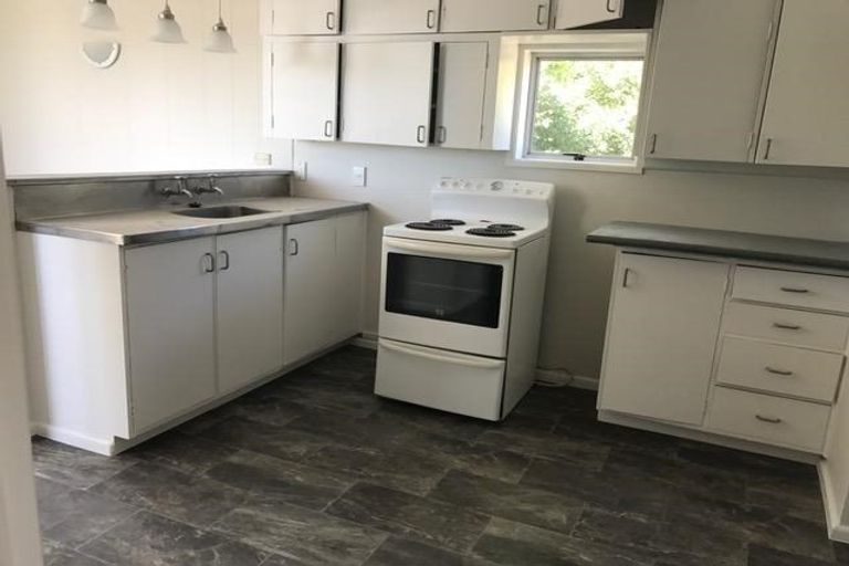 Photo of property in 4 Grainger Road, Te Atatu South, Auckland, 0610