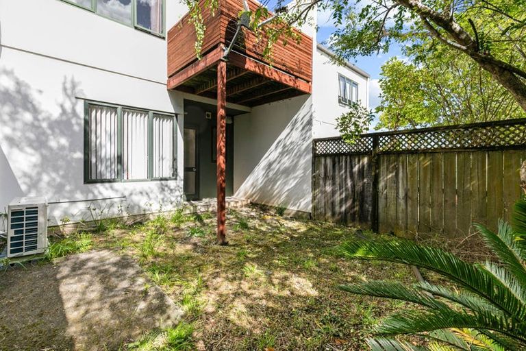 Photo of property in Lynn Park Terrace, 7/12 Ambrico Place, New Lynn, Auckland, 0600