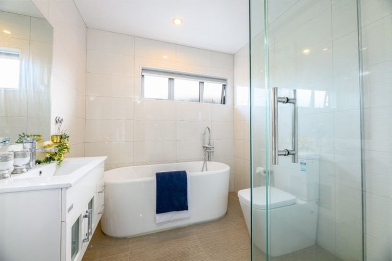 Photo of property in 12 Midhurst Avenue, Henderson, Auckland, 0612