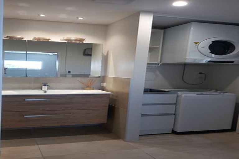 Photo of property in 2/7 Delisle Place, Windsor Park, Auckland, 0632