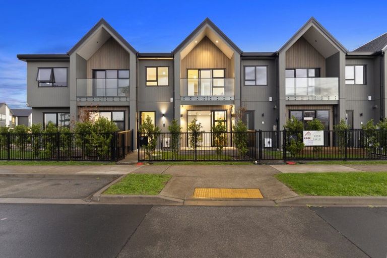 Photo of property in 128 Vintry Drive, Kumeu, 0810