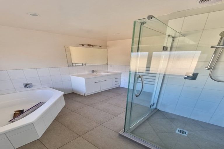 Photo of property in 2 Framalda Place, Conifer Grove, Takanini, 2112