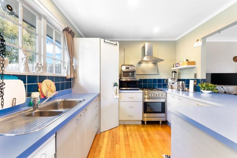 Photo of property in 49 Pupuke Road, Birkenhead, Auckland, 0627