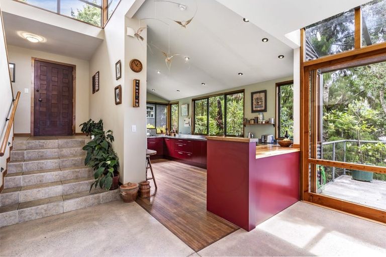 Photo of property in 318 Forest Road, Waiatarua, Auckland, 0612