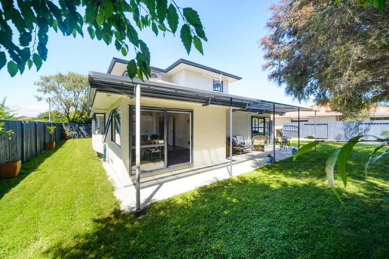 Photo of property in 17 Woburn Place, Takaro, Palmerston North, 4412