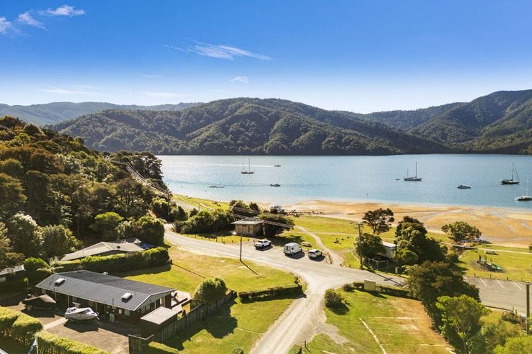 Photo of property in 1992 Queen Charlotte Drive, Momorangi Bay, Picton, 7281