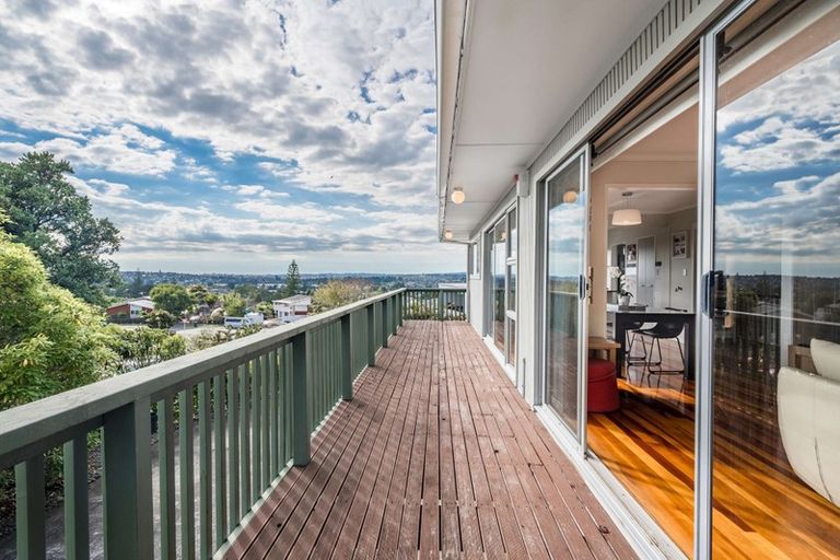 Photo of property in 19 Downsview Road, Pakuranga Heights, Auckland, 2010