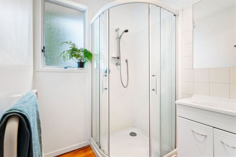 Photo of property in 3 Temuri Place, Glendene, Auckland, 0602