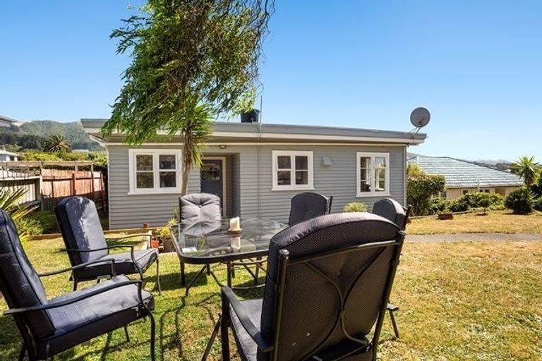 Photo of property in 18 Bell Street, Tawa, Wellington, 5028