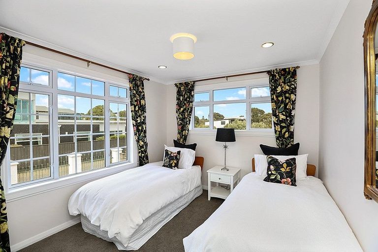 Photo of property in 1 Kawaroa Lane, New Plymouth, 4310