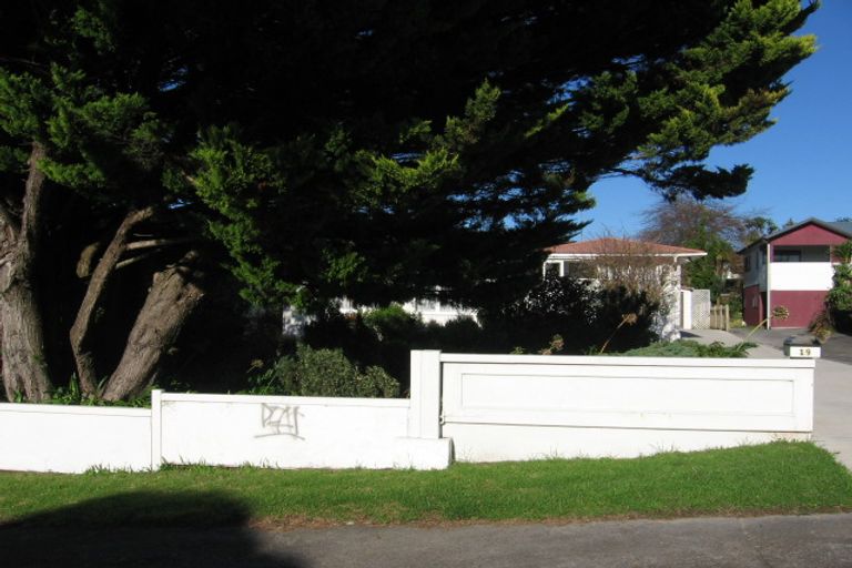 Photo of property in 19 Covil Avenue, Te Atatu South, Auckland, 0610