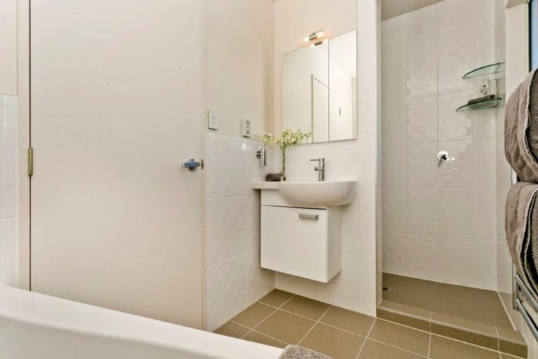 Photo of property in 11 Te Hoe Grove, Pinehill, Auckland, 0632