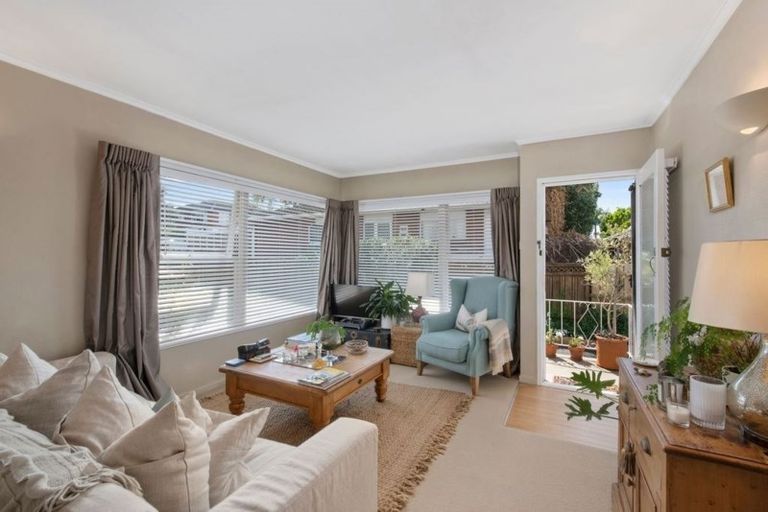 Photo of property in 2/2 Gordon Avenue, Milford, Auckland, 0620