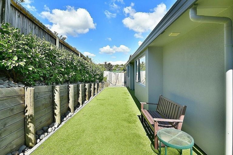 Photo of property in 2/128 Brian Crescent, Stanmore Bay, Whangaparaoa, 0932