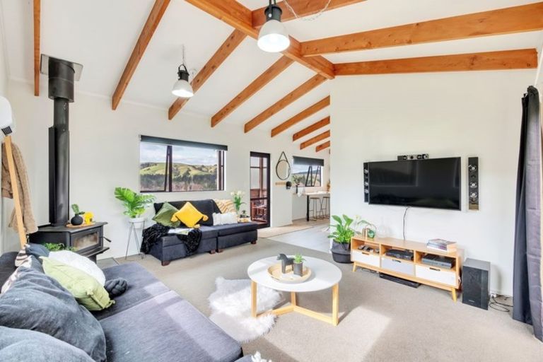 Photo of property in 15 Empressa Heights, Helensville, 0800