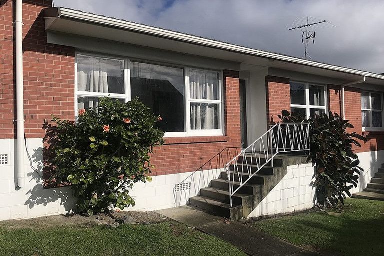 Photo of property in 2/497 Beach Road, Murrays Bay, Auckland, 0630