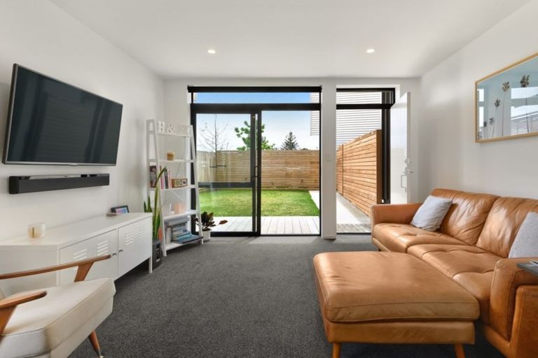 Photo of property in 3/15 Chivalry Road, Glenfield, Auckland, 0629