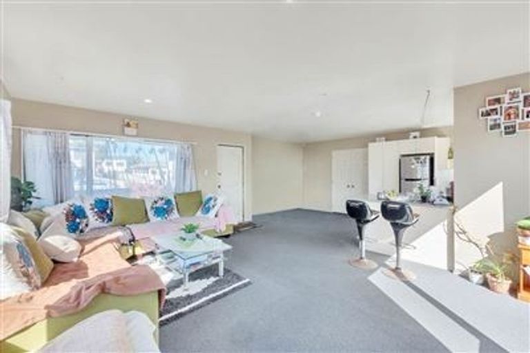 Photo of property in 11 Loughanure Place, Massey, Auckland, 0614