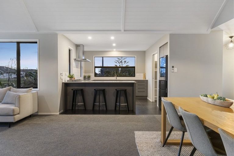 Photo of property in 2 Harding Drive, Papamoa Beach, Papamoa, 3118