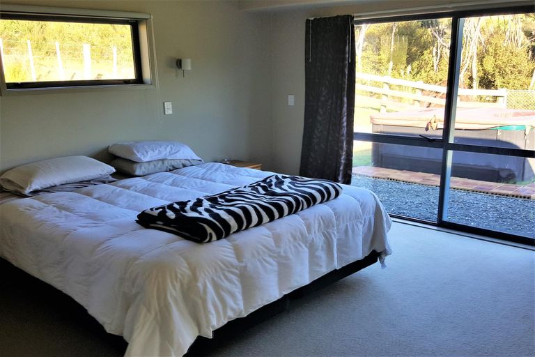 Photo of property in 136 Stratford Drive, Cable Bay, 0420